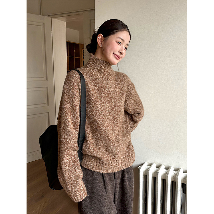 レディースカジュアルファッション ふんわり素材のタートルネックニットセーター