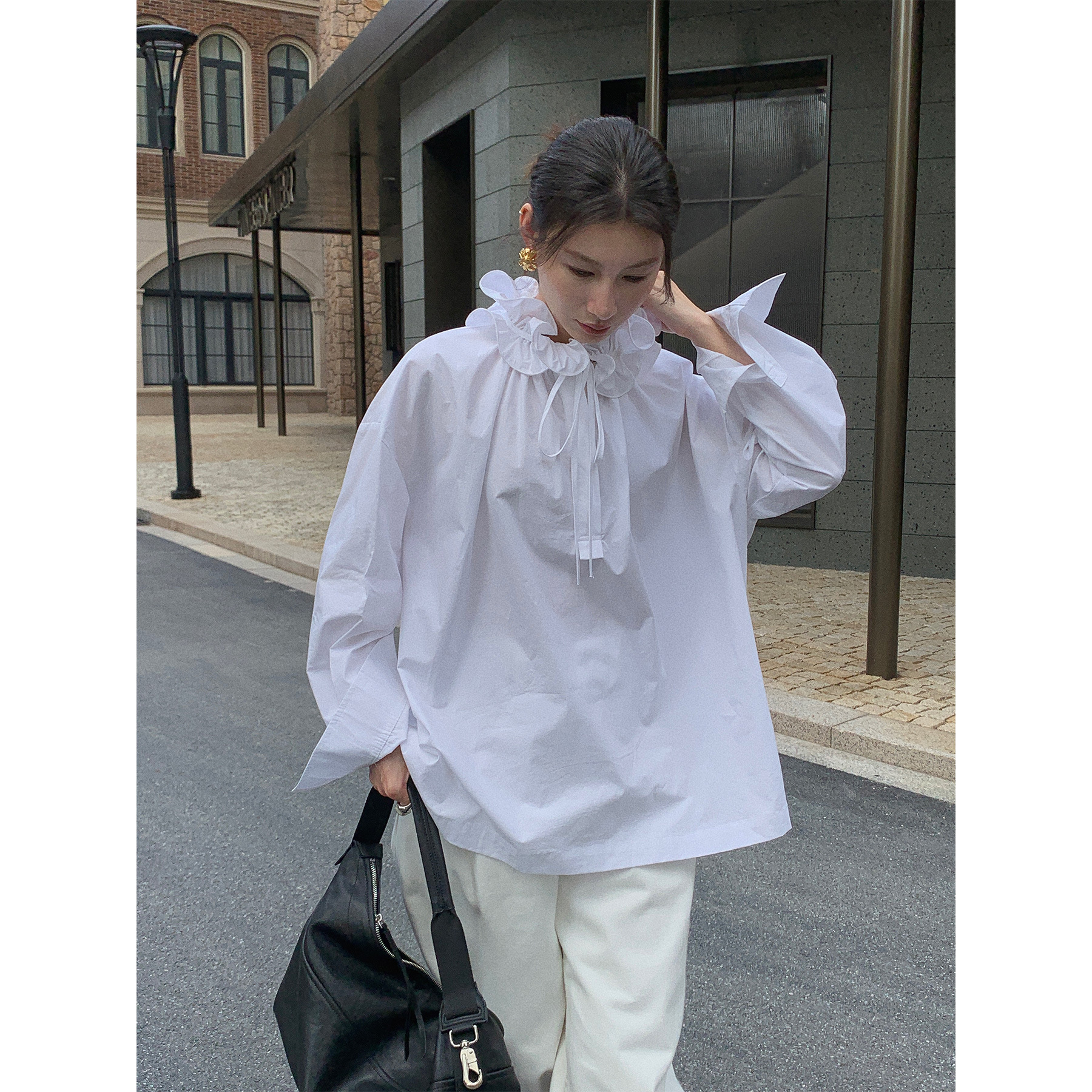 【レディースカジュアルファッション】花びら襟×ふんわりシルエット｜上品フェミニンなフリルブラウス