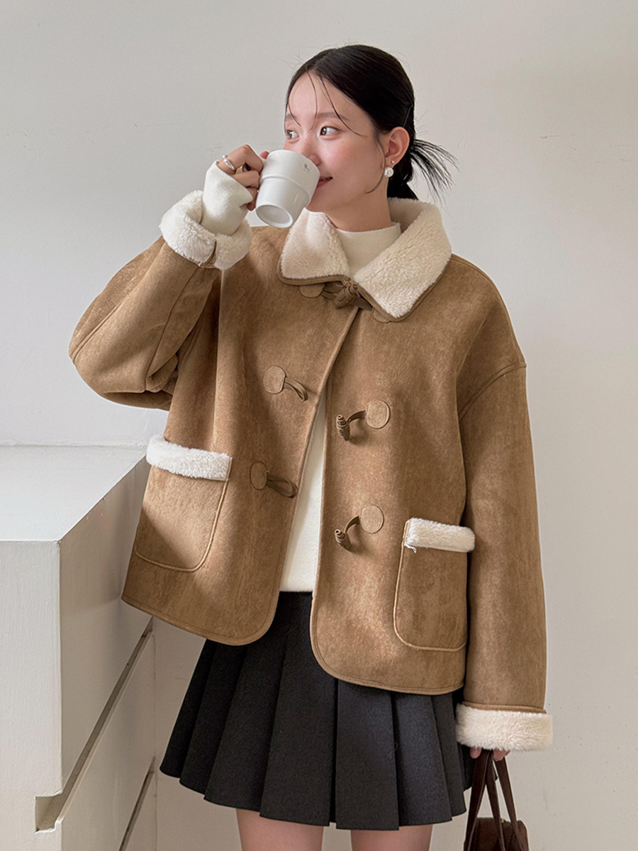 【レディースカジュアルファッション】軽やかモード×上品リラクシー｜冬の抜け感をつくるふんわりフェイクムートンショートコート