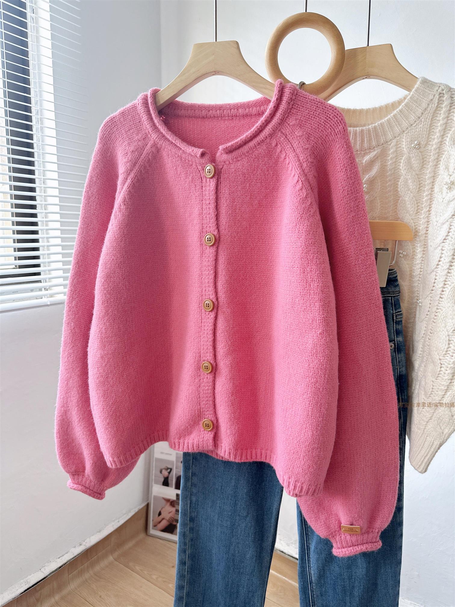 【レディースカジュアルファッション】丸首ボタン付きゆるカーディガン｜ふんわり柔らかニットで大人ナチュラルな秋冬スタイル
