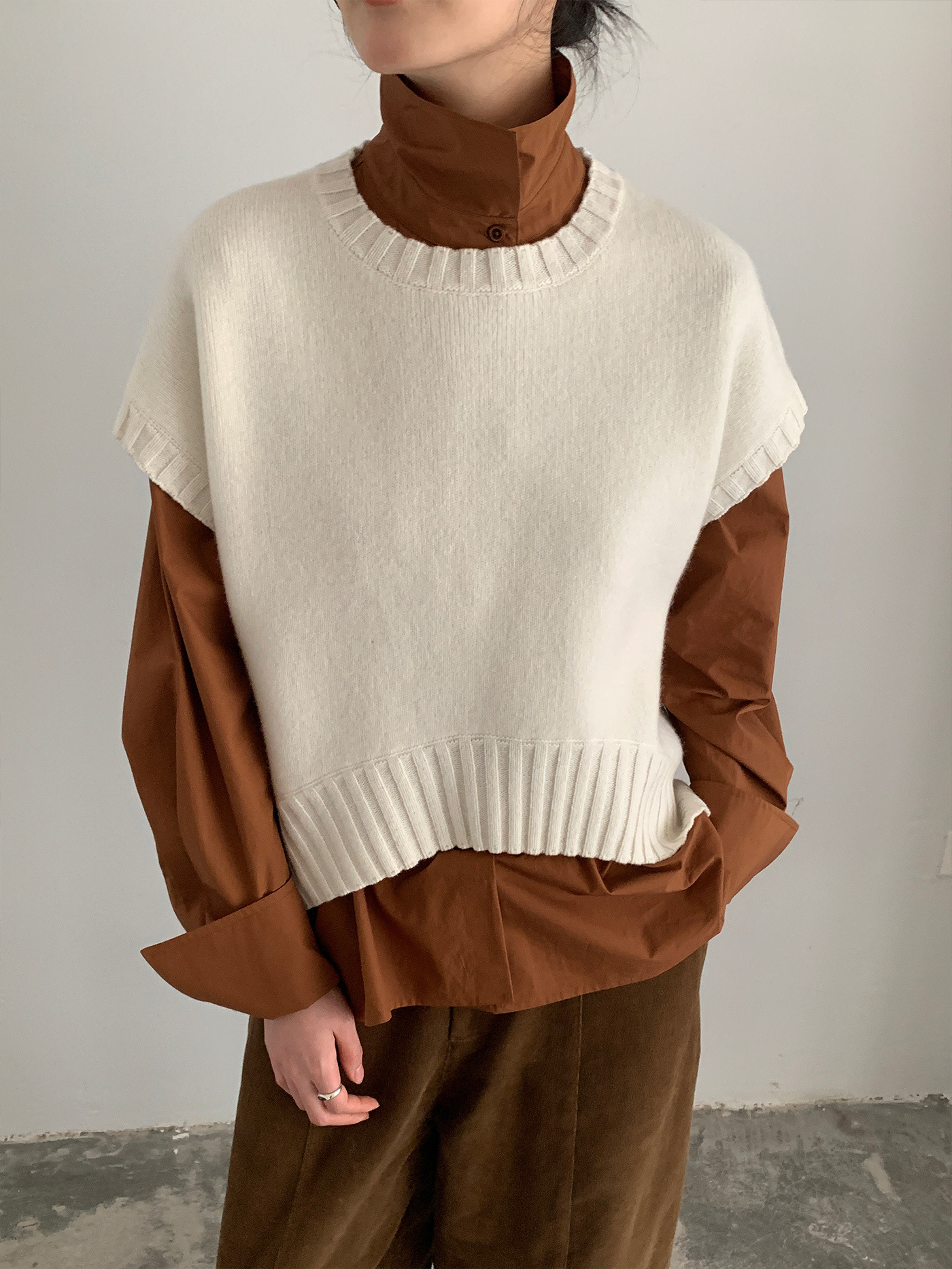 レディースカジュアルファッション 袖なしニットベスト重ね着風セットアップ