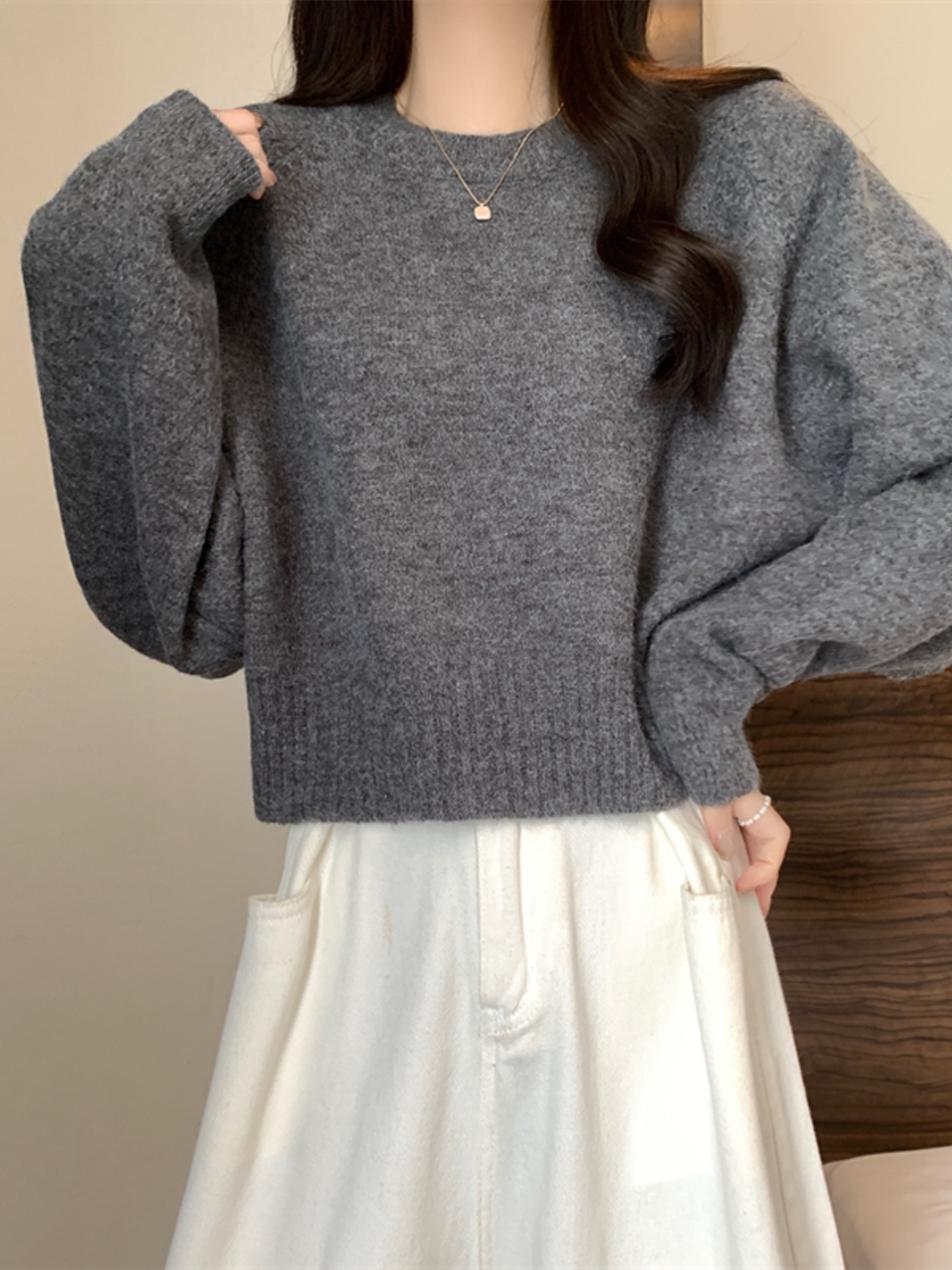 【レディースカジュアルファッション】クルーネックゆるニットセーター｜柔らかく暖かな杏色カラーの秋冬トップス