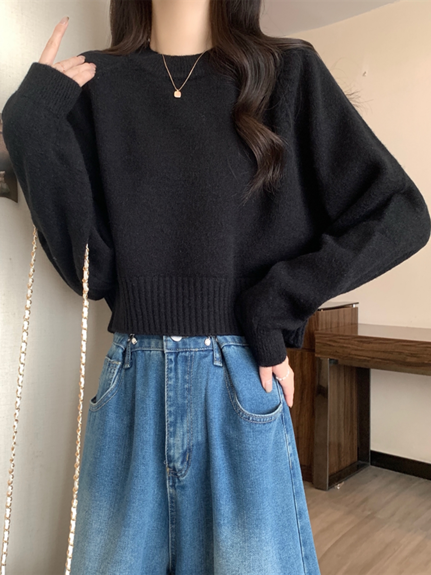 【レディースカジュアルファッション】クルーネックゆるニットセーター｜柔らかく暖かな杏色カラーの秋冬トップス