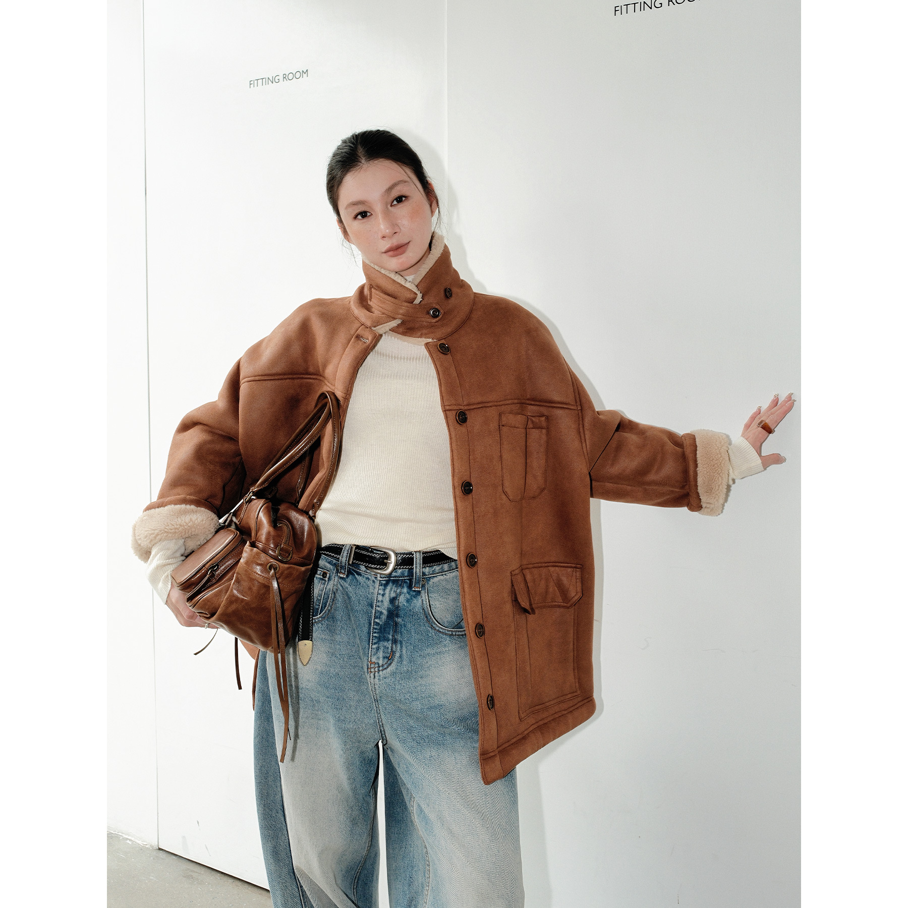 【レディースカジュアルファッション】柔らかムートン風 × スタンドカラー｜大人リッチな暖かみをまとうボアジャケット