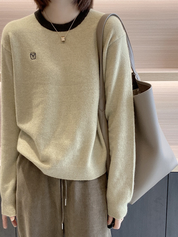 【レディースカジュアルファッション】刺繍入りクルーネックニットプルオーバー｜シンプルで大人かわいいゆるシルエットの秋冬トップス