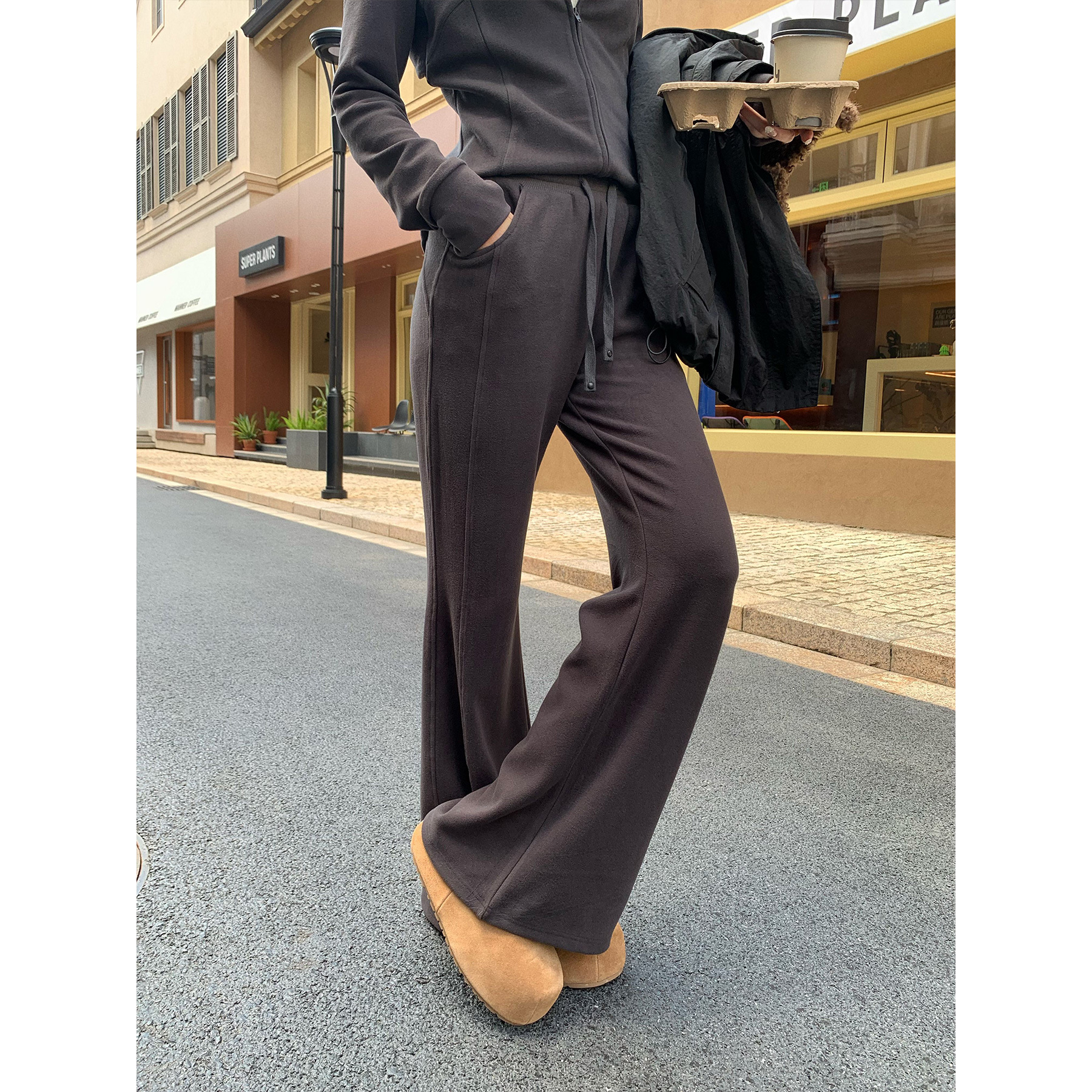 【レディースカジュアルファッション】ゆる華奢見えセットアップ｜抜け感トップス＋美脚フレアパンツの2点セット