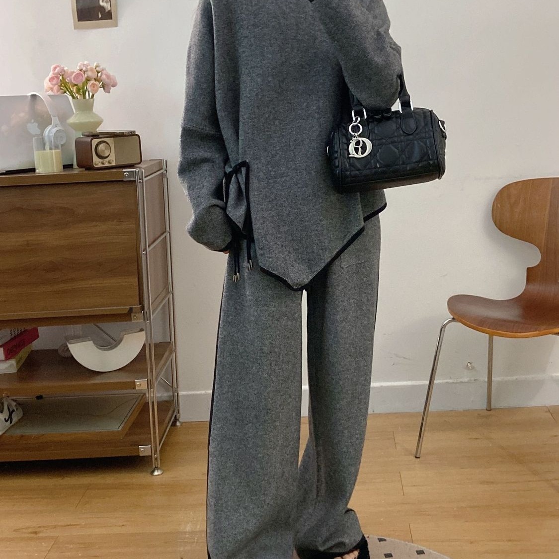 レディースカジュアルファッション リラックス感のあるニットトップスとワイドパンツの上下セット