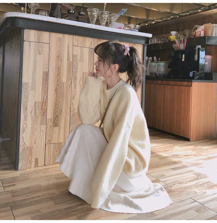 【レディースカジュアルファッション】ふんわりアイボリーニット｜マーメイドのようにやさしく包むゆるシルエットのモヘア風セーター