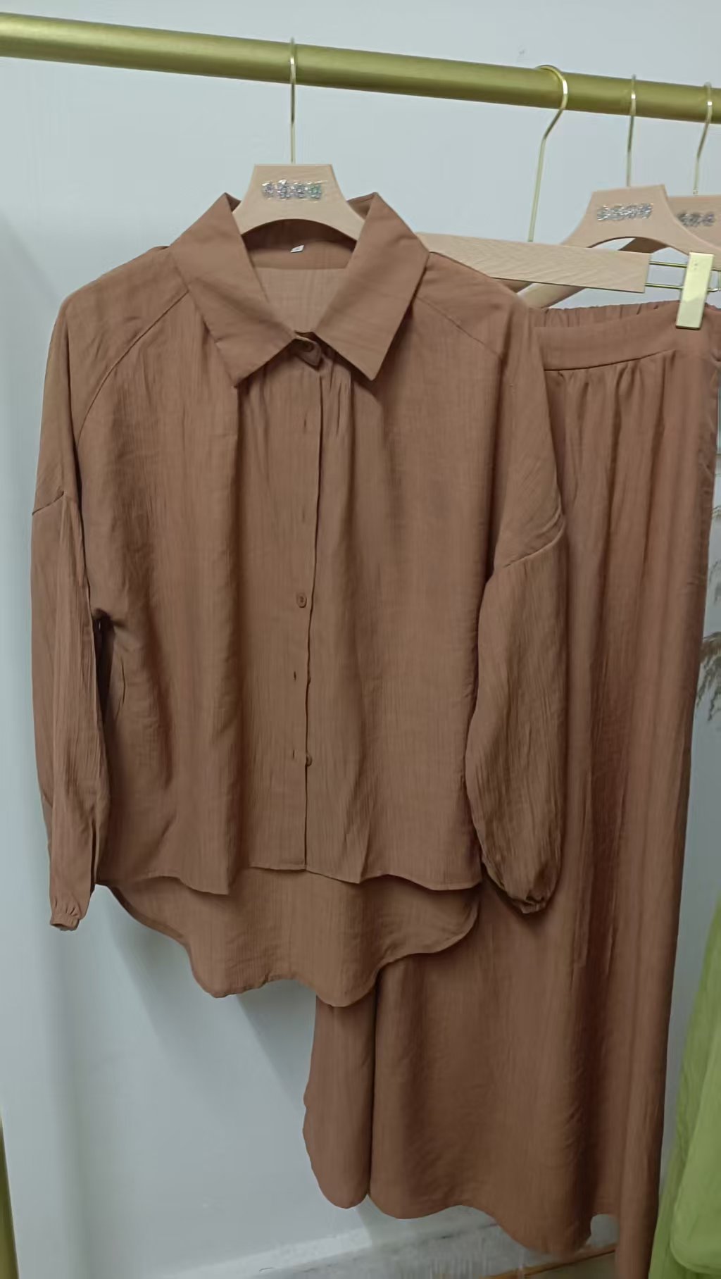 レディースカジュアルファッション ゆったりシルエットシャツとロングスカートの上下セット