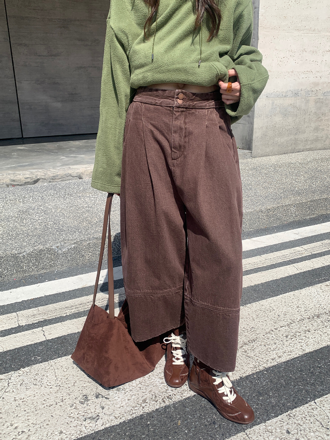 【レディースカジュアルファッション】バランスで着映えるワイドパンツ