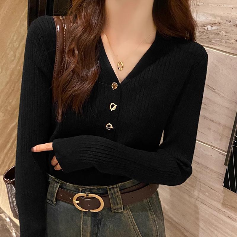 【レディースカジュアルファッション】Vネックリブニットトップス｜ボタンデザインが上品なスリムシルエットの秋冬インナー