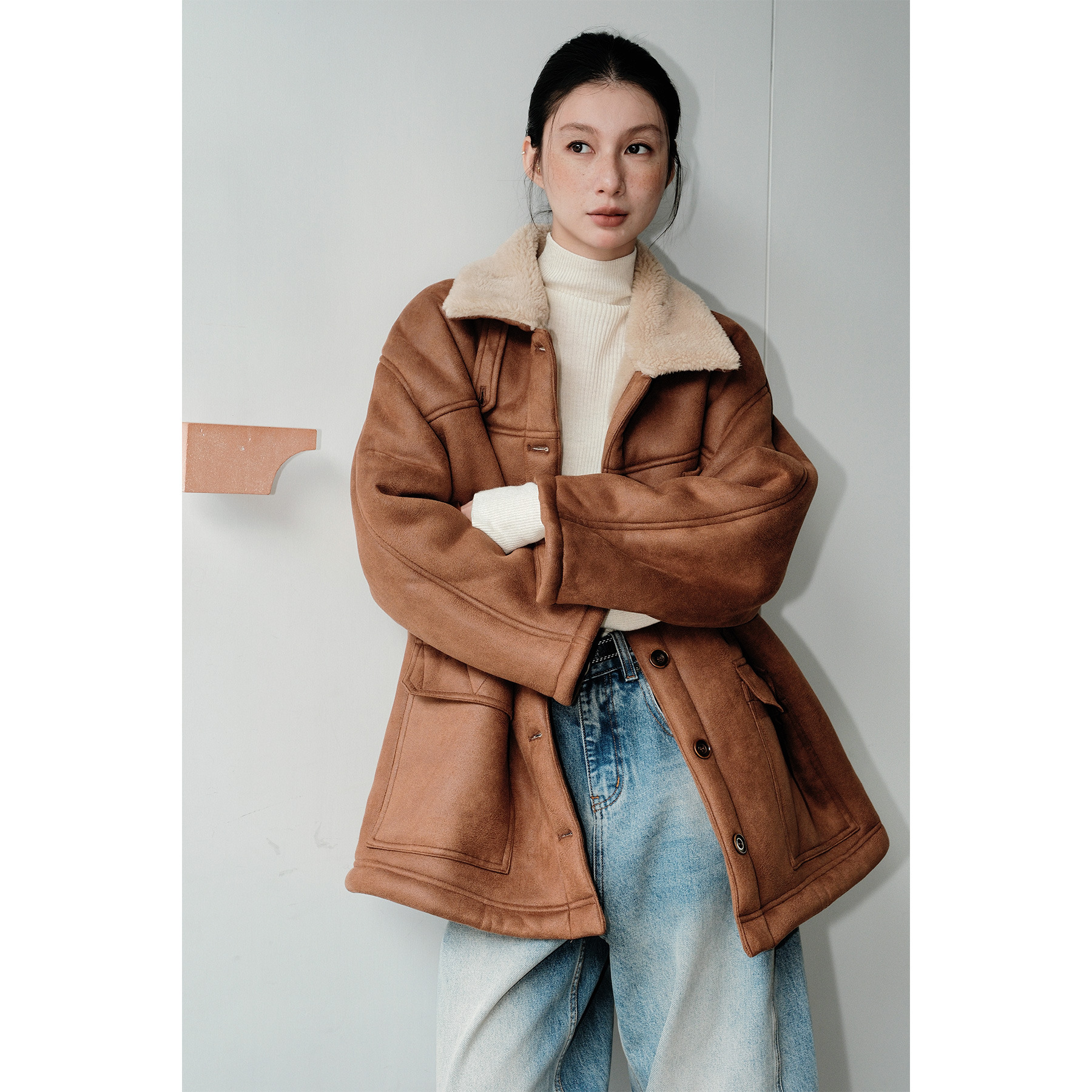 【レディースカジュアルファッション】柔らかムートン風 × スタンドカラー｜大人リッチな暖かみをまとうボアジャケット