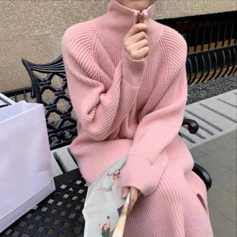 【レディースカジュアルファッション】  柔らかニット×リラックスAライン｜大人上品に着映えるジップアップニットワンピース