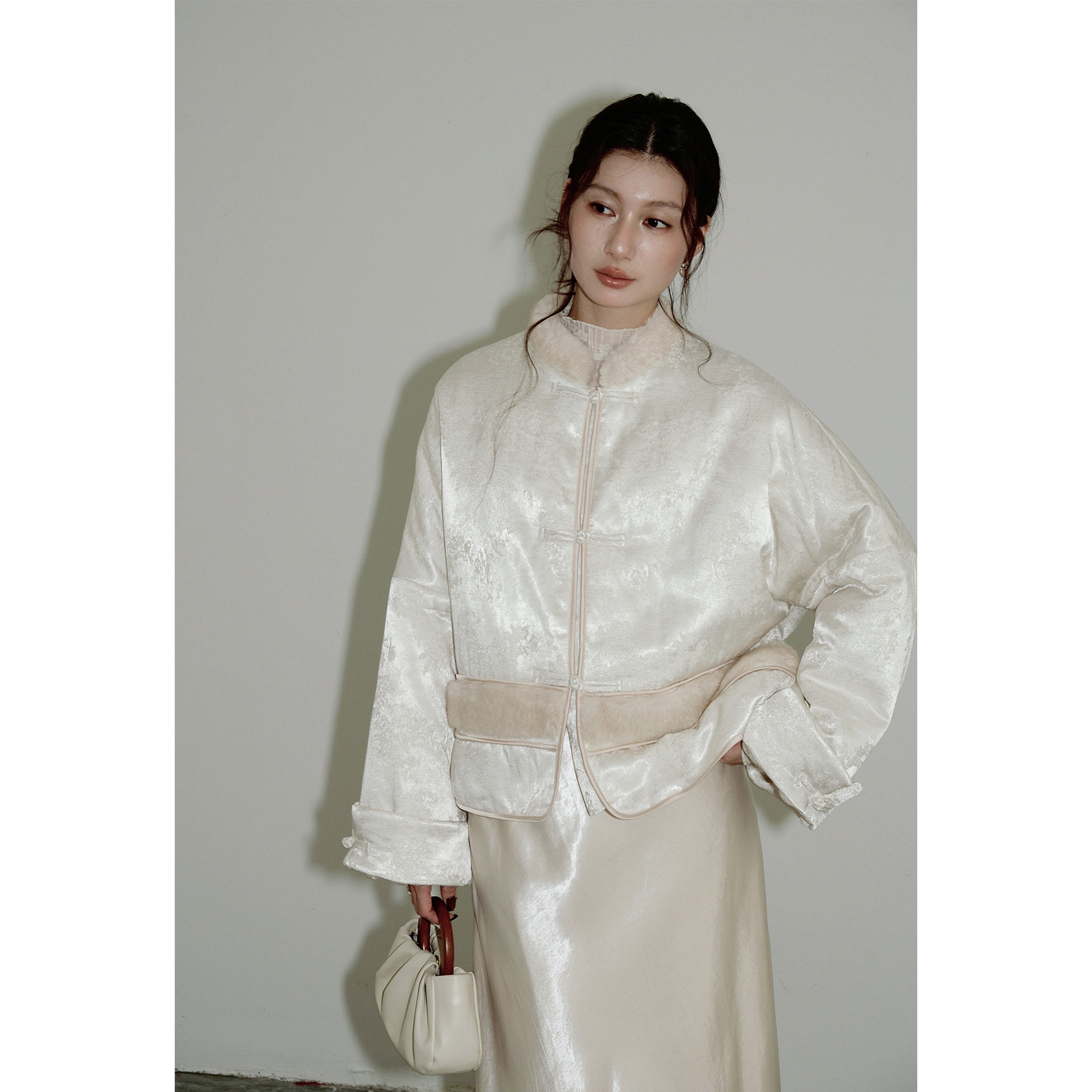 レディースカジュアルファッション 光沢ベルベット風ショート丈中綿ジャケット