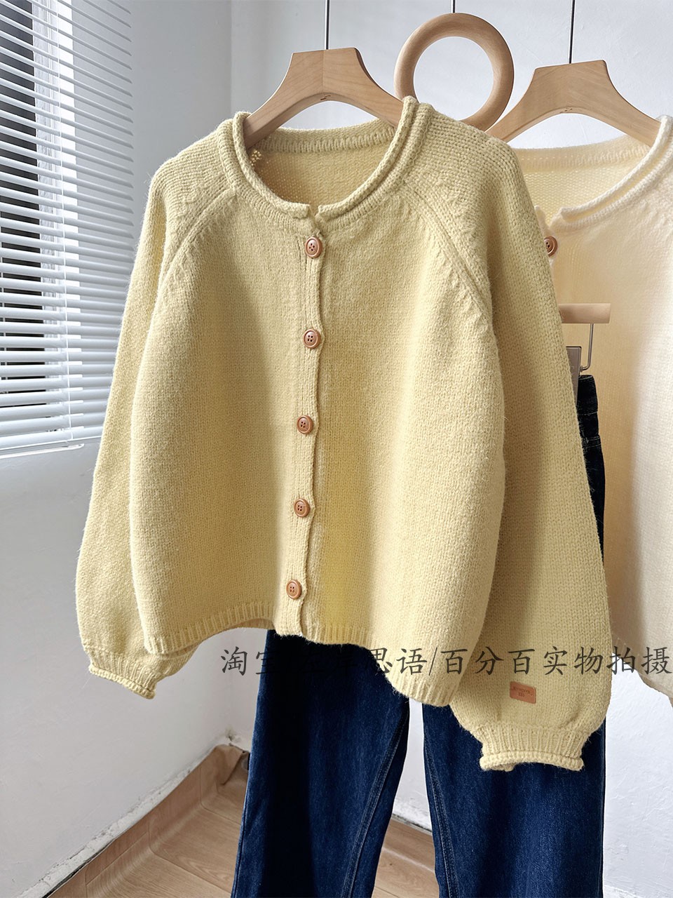 【レディースカジュアルファッション】丸首ボタン付きゆるカーディガン｜ふんわり柔らかニットで大人ナチュラルな秋冬スタイル