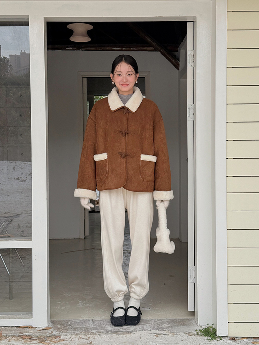 【レディースカジュアルファッション】軽やかモード×上品リラクシー｜冬の抜け感をつくるふんわりフェイクムートンショートコート