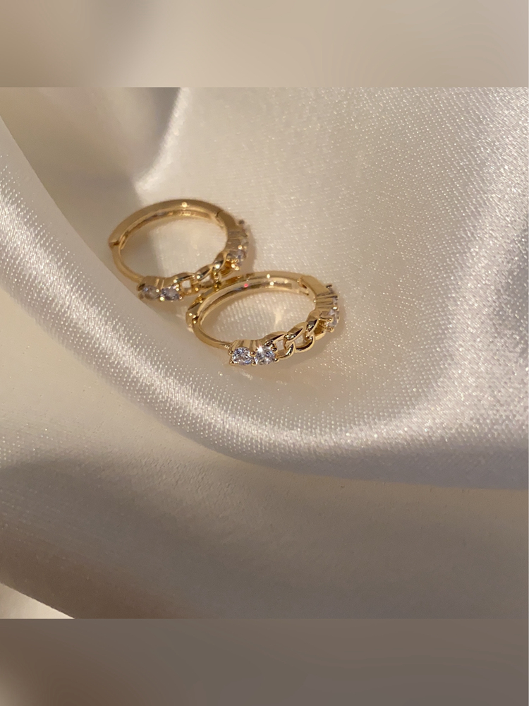 レディースピアス 煌めく鎖模様とクリスタルの上品フープピアス