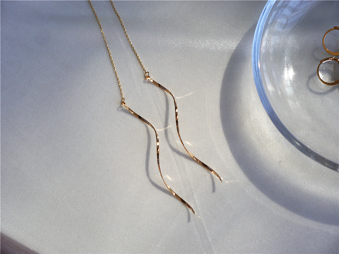 レディースピアス 曲線美波打ち細身チェーン垂れ下がりピアス