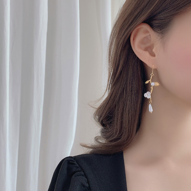 ピアスレディース 花と真珠のつる飾りロング揺れるピアス