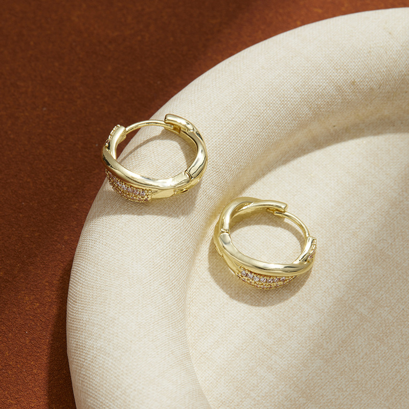 レディースピアス きらめく立体模様の小ぶりフープピアス