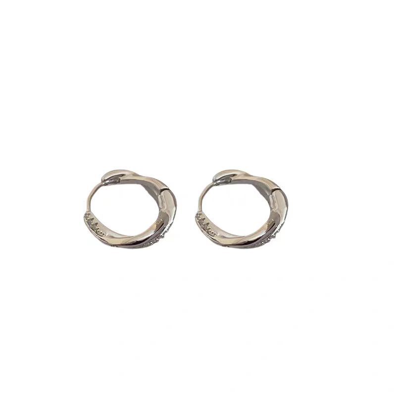 レディースピアス きらめく立体模様の小ぶりフープピアス