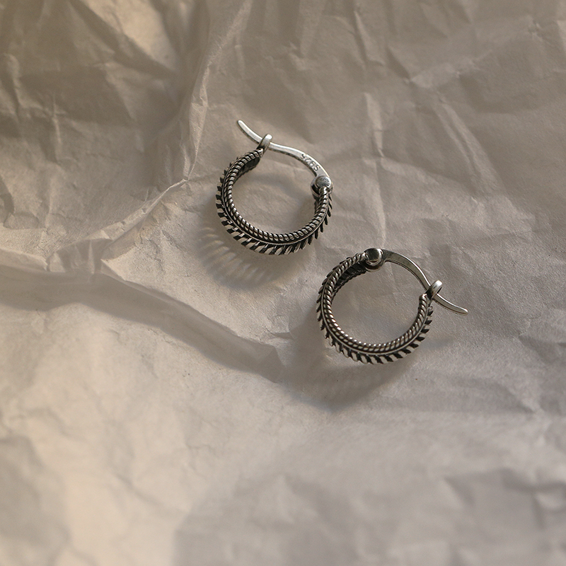 レディースピアス 編み込み風デザイン小ぶりフープピアス