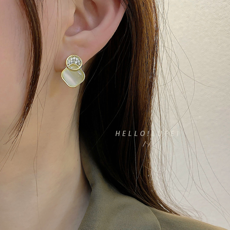 レディースピアス 二連サークルストーン付きスクエアスタッドピアス