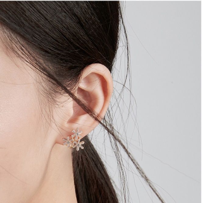 レディースピアス 華やかパールフラワー装飾イヤーカフ