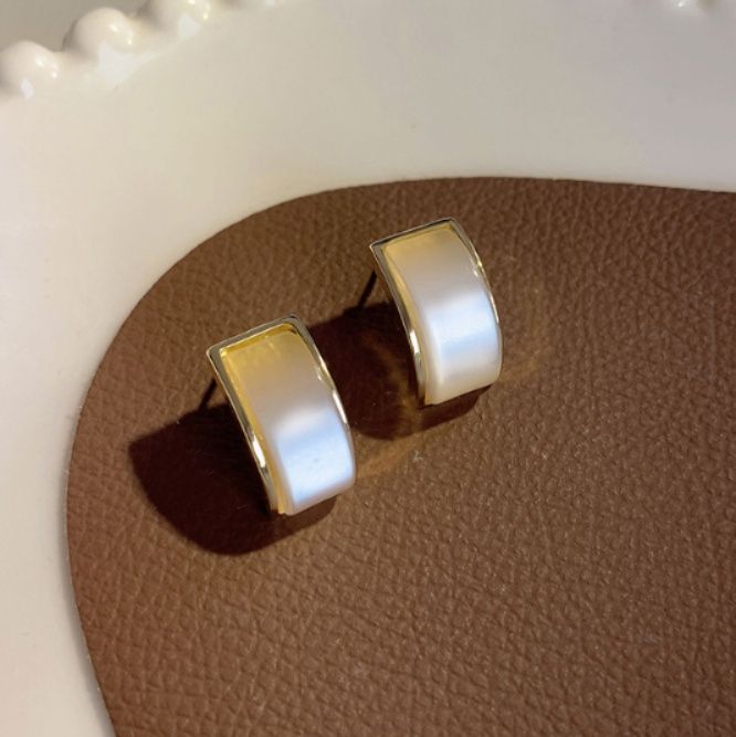 レディースピアス 艶やか貝殻モチーフ幅広スタッドピアス