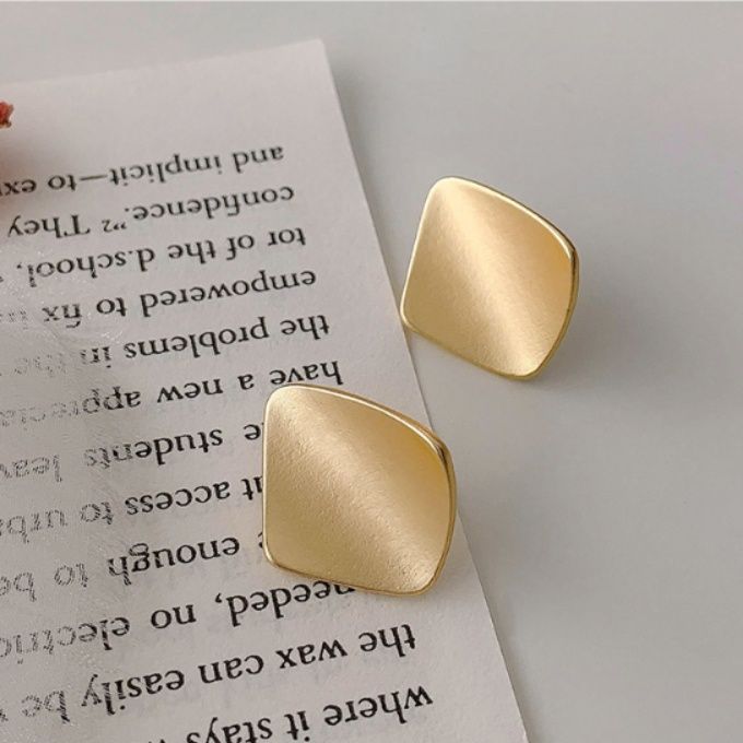 レディースピアス マットな質感の立体スクエアスタッドピアス