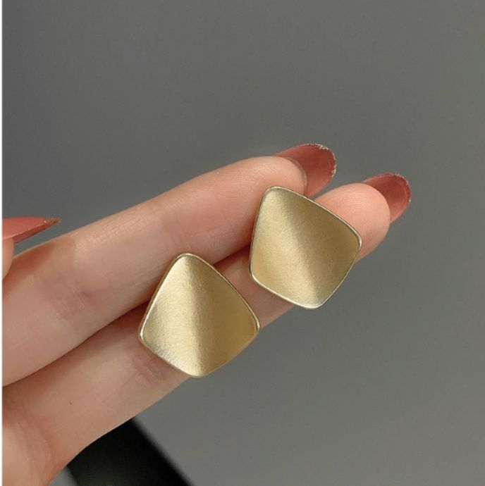 レディースピアス マットな質感の立体スクエアスタッドピアス