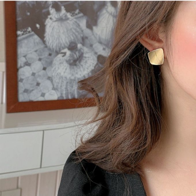 レディースピアス マットな質感の立体スクエアスタッドピアス