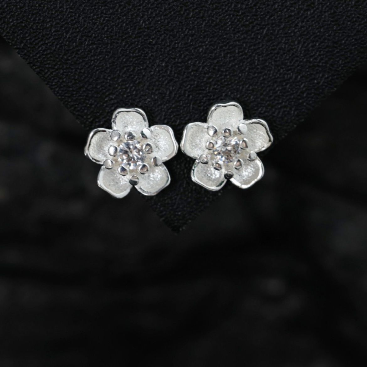 レディースピアス 桜モチーフ輝く一粒ジュエル花型スタッドピアス