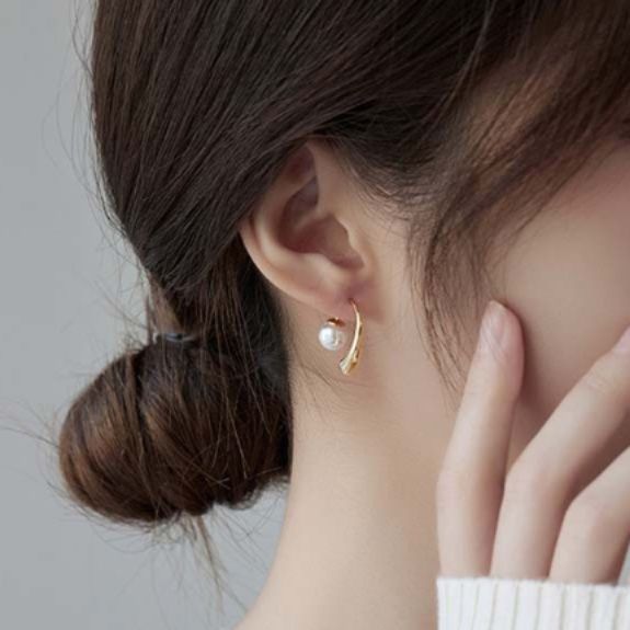レディースピアス 曲線メタルとパール玉のフックピアス