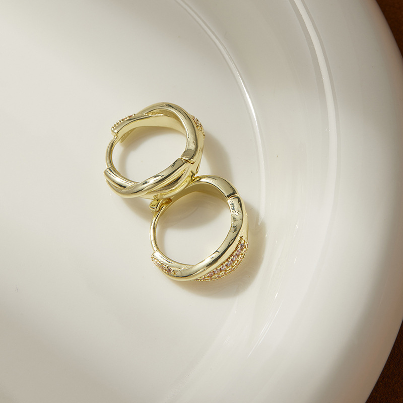 レディースピアス きらめく立体模様の小ぶりフープピアス