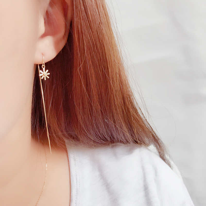 レディースピアス 星花モチーフ揺れるロングチェーンピアス