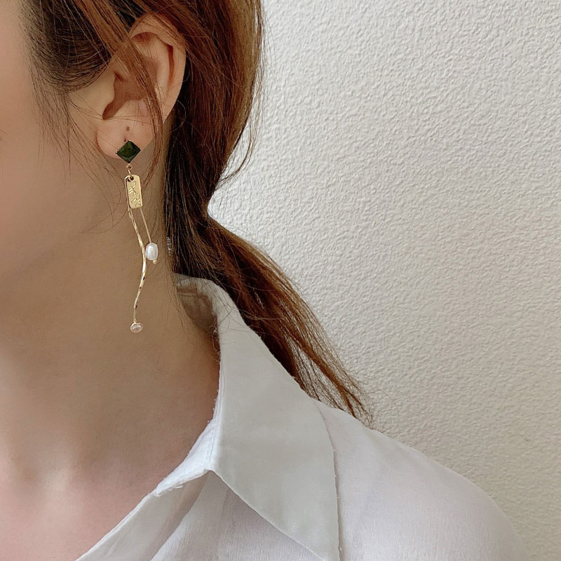 レディースピアス 天然石とパール装飾曲線美ロング揺れるピアス