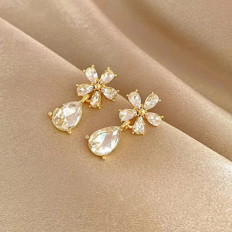 レディースピアス 花びらモチーフ雫型チャーム付きスタッドピアス