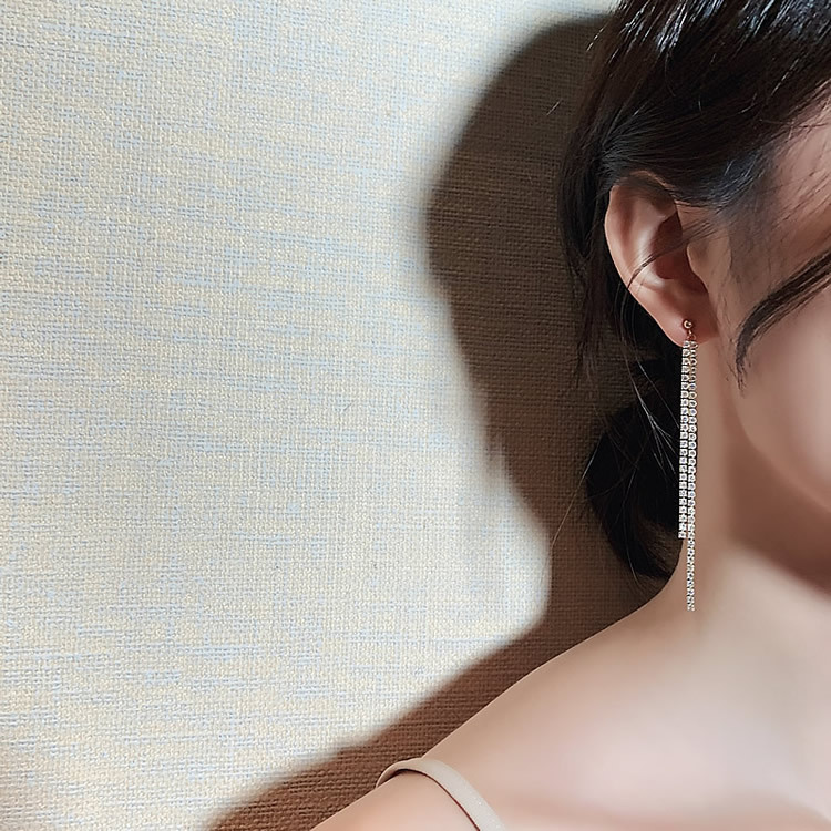 レディースピアス 煌めき連鎖ストレートロングピアス