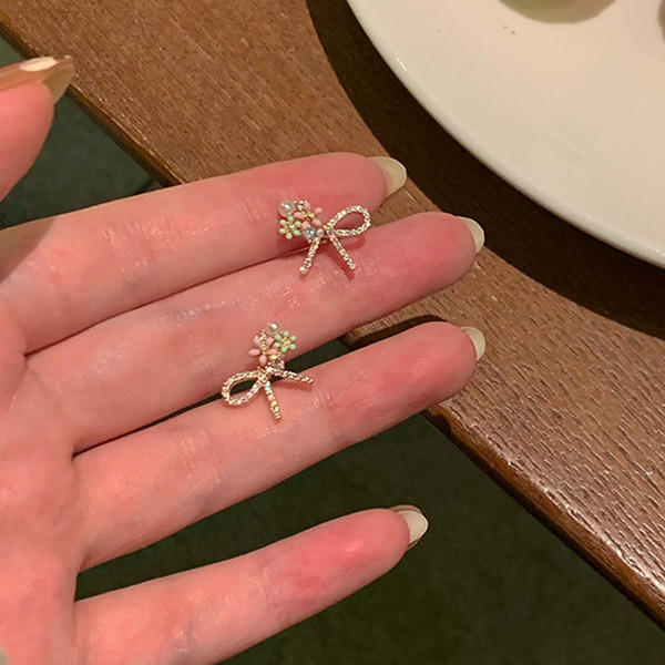 ピアスレディース 上品リボン型スタッドピアス 高級感溢れる女性用耳飾り