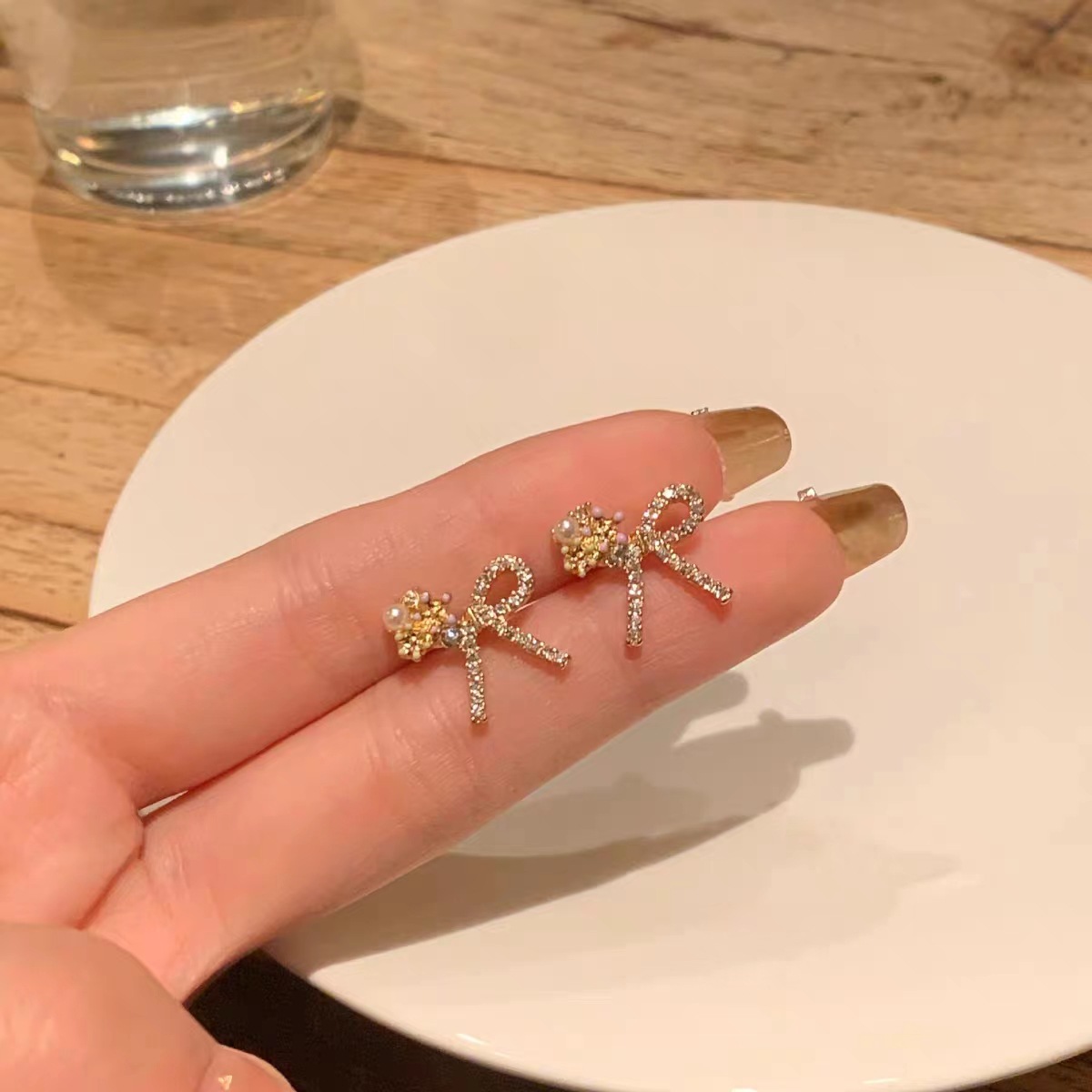 ピアスレディース 上品リボン型スタッドピアス 高級感溢れる女性用耳飾り