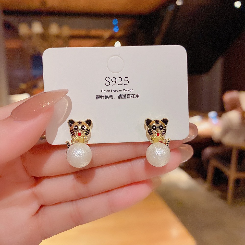 ピアスレディース 虎顔スタッドピアス キラキラ輝石付き可愛いトラモチーフ
