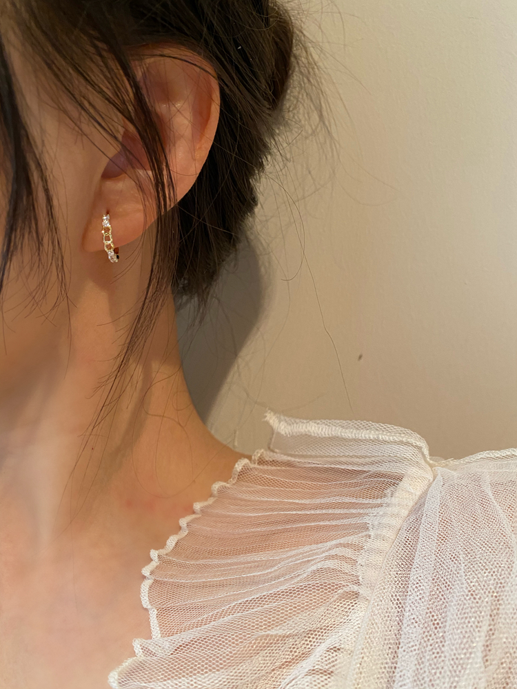 レディースピアス 煌めく鎖模様とクリスタルの上品フープピアス