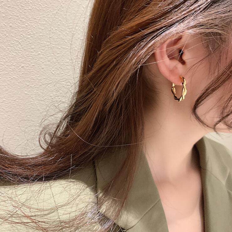 ピアスレディース 韓国風ツイスト模様フープピアス 上品な通勤用アクセサリー