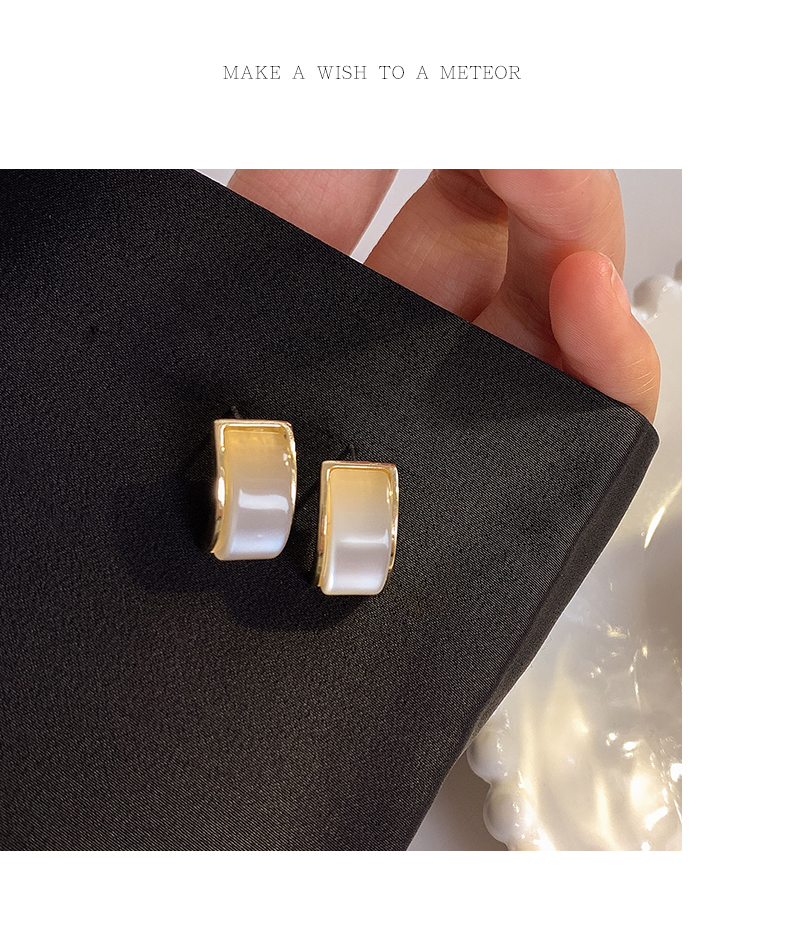 レディースピアス 艶やか貝殻モチーフ幅広スタッドピアス