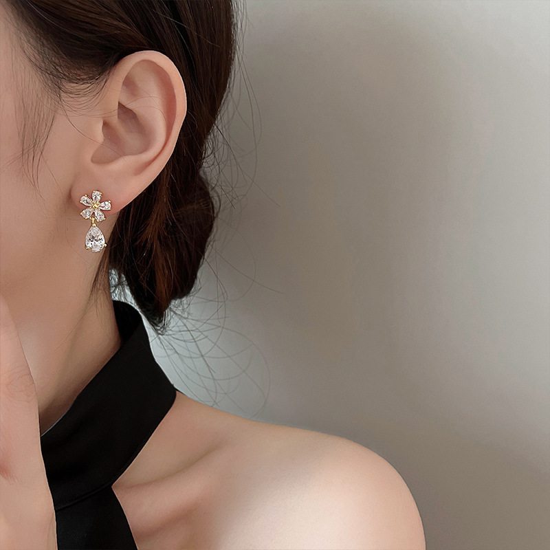 レディースピアス 花びらモチーフ雫型チャーム付きスタッドピアス