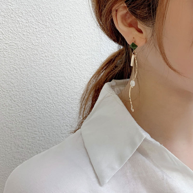 レディースピアス 天然石とパール装飾曲線美ロング揺れるピアス