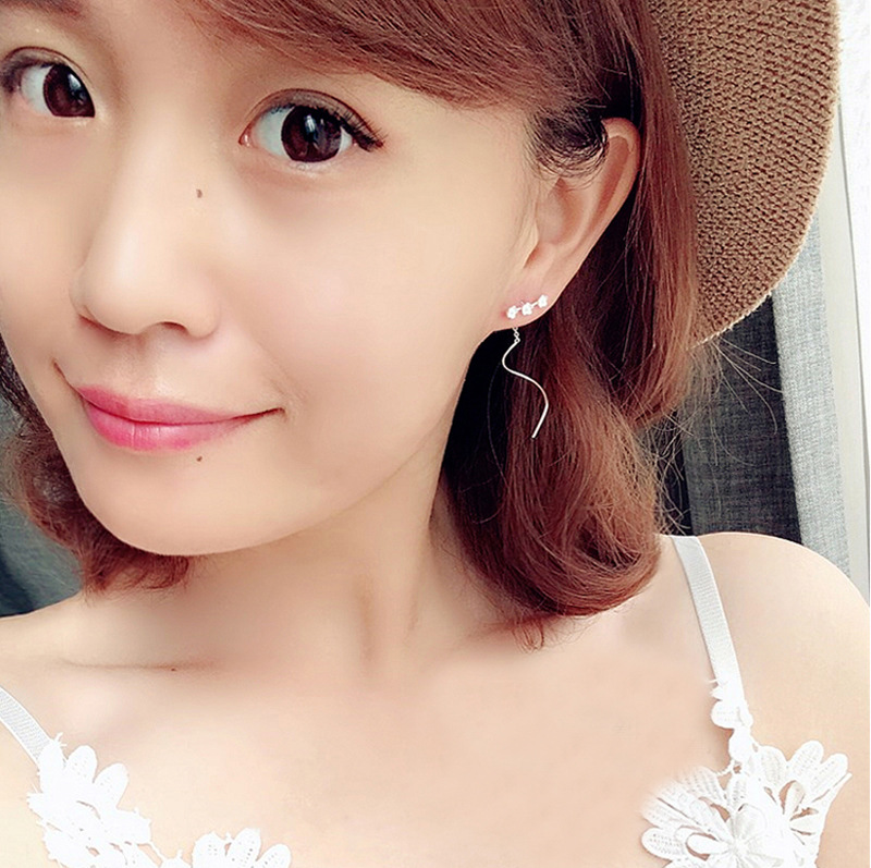 ピアスレディース 桜花柄チェーンピアス 揺れる花モチーフ 女性用アクセサリー