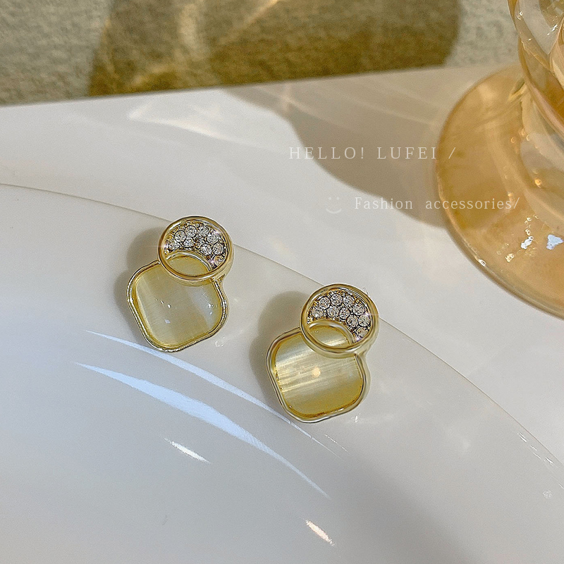 レディースピアス 二連サークルストーン付きスクエアスタッドピアス