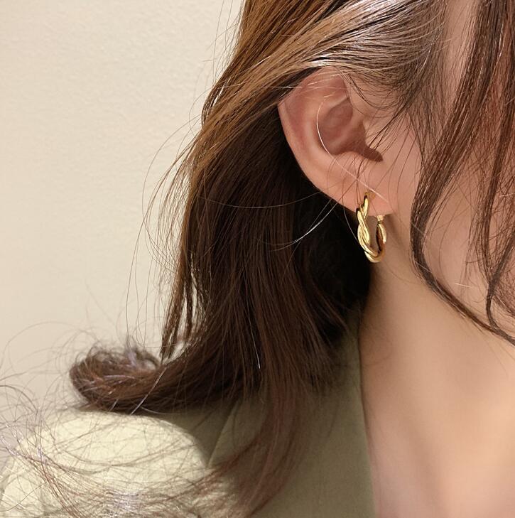 ピアスレディース 韓国風ツイスト模様フープピアス 上品な通勤用アクセサリー
